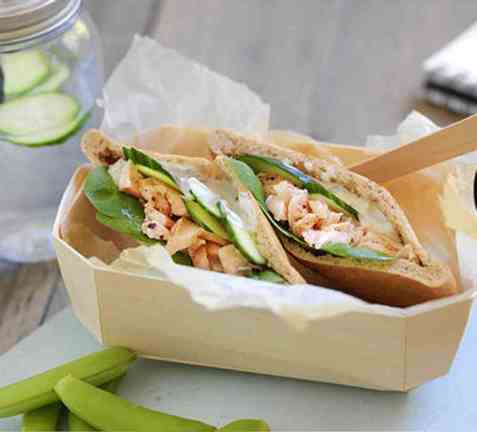 Grove pitabrød med laks og tzatziki oppskrift.