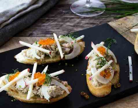 Krabbe-crostini med fennikel og eple oppskrift.