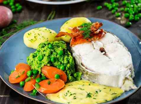 Skrei med spekeskinke, hollandaise, gulrøtter og ertepuré med mynte oppskrift.