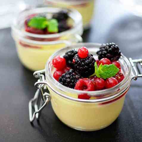 Pannacotta med limemarinerte bær oppskrift.