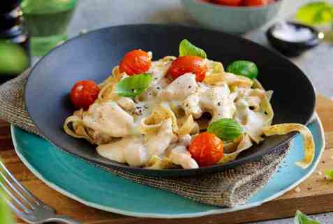 Kremet kyllingpasta med bacon oppskrift.
