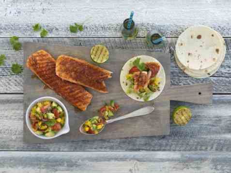 Grillet laks med frisk salsa oppskrift.