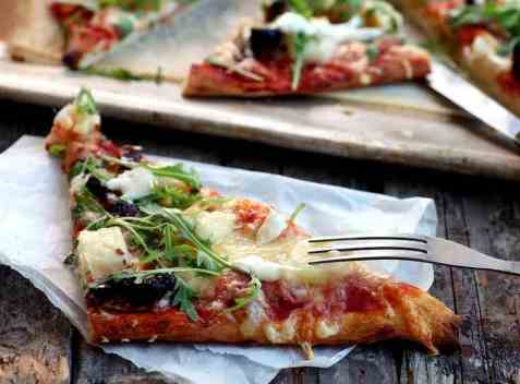 Klippfiskpizza med hvitløksdressing oppskrift.