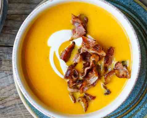 Søtpotetsuppe med bacon og crème fraîche oppskrift.