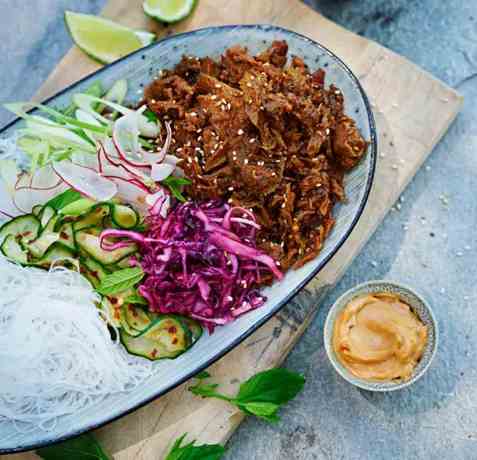Asiatisk salat med glassnudler og pulled vegetar oppskrift.
