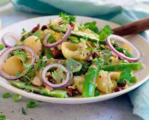 Vegetarpasta med asparges og honningdressing oppskrift.