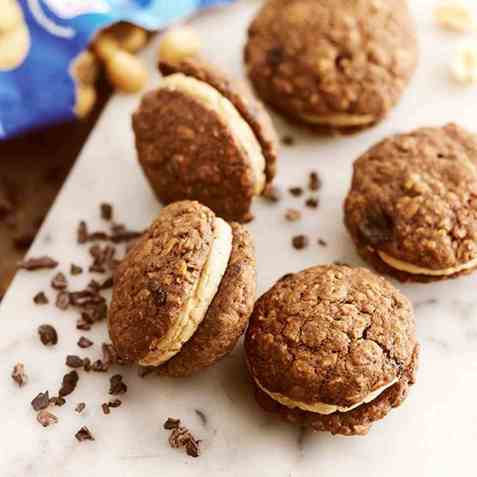 Sjokolade- og havrekaker med peanøttfrosting oppskrift.