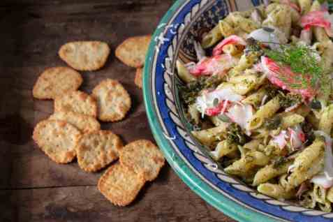 LobNobs pasta penne med pesto og salte kjeks oppskrift.