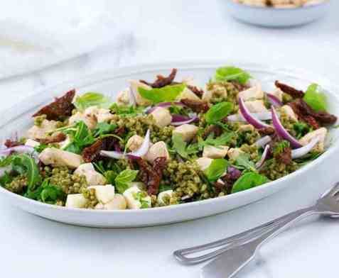 Lun kyllingsalat med pesto oppskrift.
