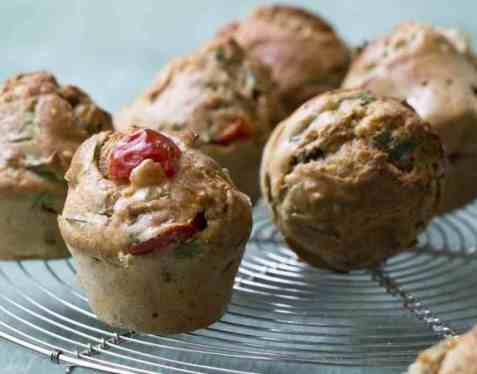 Matmuffins med fetaost, cherrytomat og spinat oppskrift.