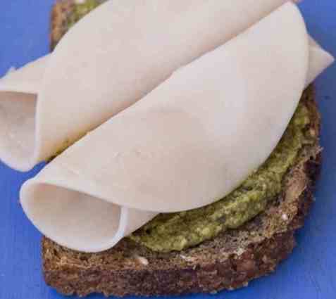 Skive med kyllingpålegg og pesto oppskrift.