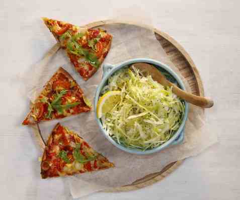 Kålsalat til pizza oppskrift.