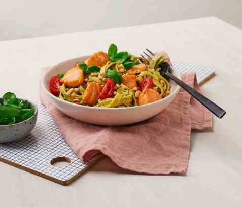 Pasta og laks med pesto oppskrift.