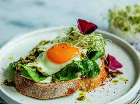 Egg i pesto oppskrift.