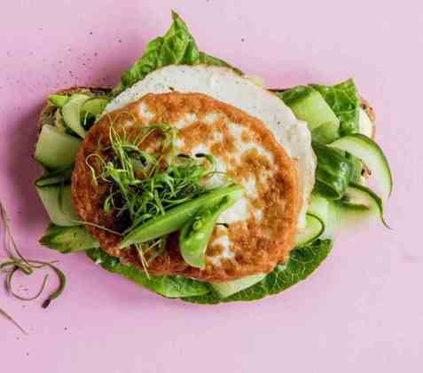 Grov brødskive med fiskekake oppskrift.
