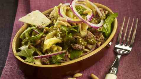 Lun pastasalat med kjøttdeig og pesto oppskrift.