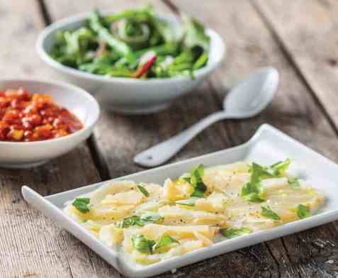 Klippfiskcarpaccio med tomatsalsa og aspargessalat oppskrift.