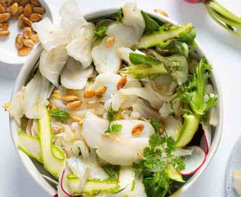 Tørrfisksalat med nepe, reddiker, asparges og ristet gresskarkjerner oppskrift.