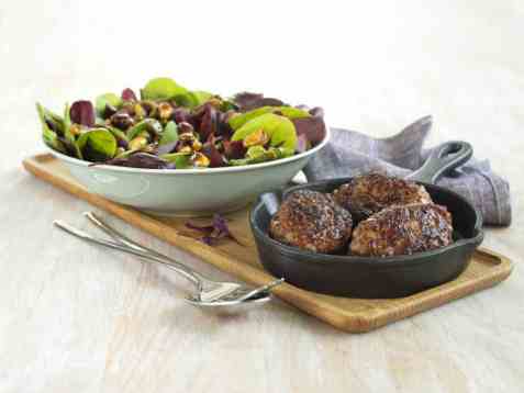 Frikadeller med salat, rødbeter og glaserte nøtter oppskrift.
