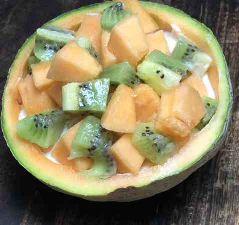 Dessertsalat med melon og kiwi oppskrift.