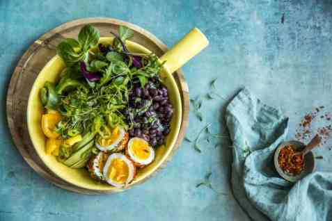 Bønnesalat med krydrede egg oppskrift.