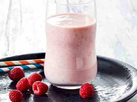 Smaksatt melk med bringebær oppskrift.