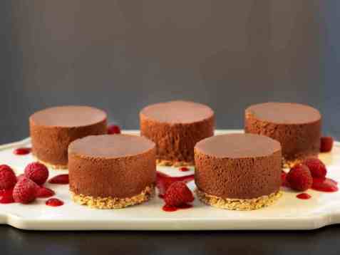 Sjokolademoussekake med havrebunn oppskrift.