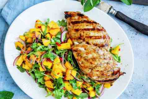 Grillet kyllingfilet med mangosalat oppskrift.