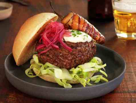 Burger med kålsalat og fylte jalapeños oppskrift.