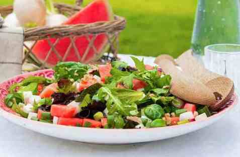 Sommersalat med neper og vannmelon oppskrift.
