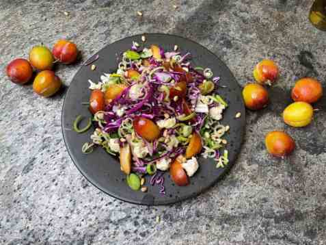 Plommesalat med sesongens beste grønnsaker oppskrift.