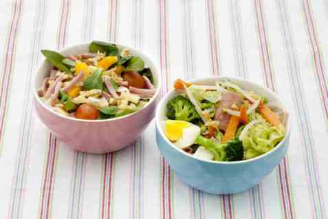 Lunsjsalat med skinke og avokado oppskrift.