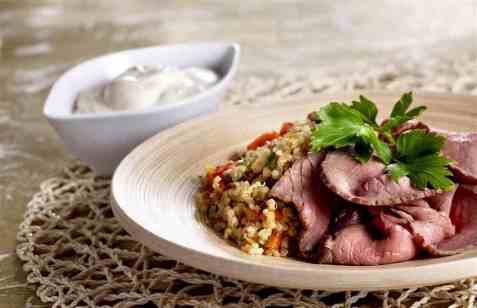 Quinoasalat med roastbiff oppskrift.